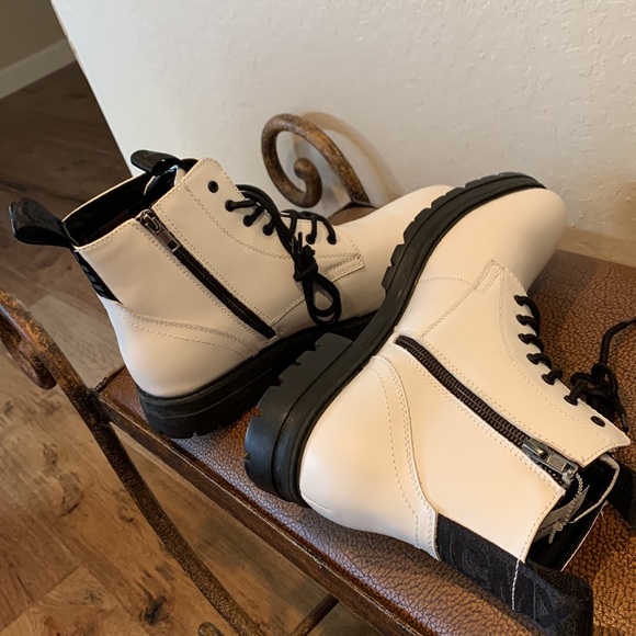 Brand New Rare Steve Madden Monstro White Leather Chic Boot Black Soles& Strings - Picture 7 of 8